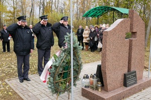 Uroczystości przy pomniku na miejscu katastrofy śmigłowca Uroczystości przy pomniku na miejscu katastrofy śmigłowca