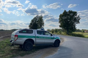 Pojazd Straży Granicznej przy drodze 