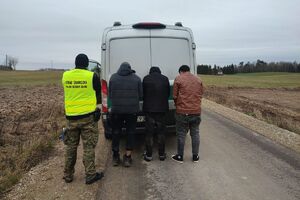 Zatrzymani cudzoziemcy w związku z nielegalnym przekroczeniem granicy polsko- litewskiej