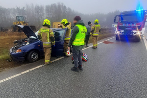 Na miejscu byli funkcjonariusze Straży Granicznej Wypadek drogowy, uszkodzone auto, za nim pojazd straży pożarnej oraz funkcjonariusz Straży Granicznej oraz Strażacy.
