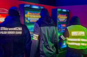 Zlikwidowany nielegalny salon gier hazardowych w Augustowie. Akcja Straży Granicznej, KAS i Policji. 