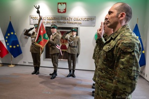 Ślubowanie funkcjonariuszy i wręczanie aktów mianowań Funkcjonariusze w trakcie ślubowania.