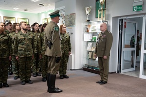 Ślubowanie funkcjonariuszy i wręczanie aktów mianowań Funkcjonariusz składa meldunek.