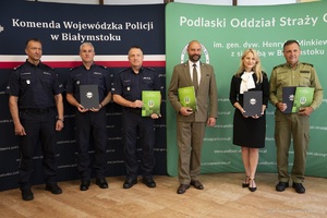 Nowe klasy o profilach mundurowych w województwie podlaskim przedstawiciele instytucji pozują do zdjęcia