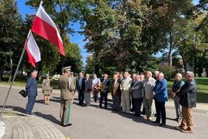 Dzień Weterana Służby Granicznej ludzie stojący na uroczystości