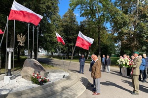 Dzień Weterana Służby Granicznej ludzie składają kwiaty na uroczystości