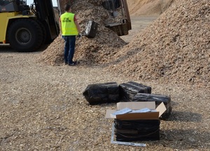 Papierosy ukryte w wagonie z wiórami