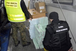 Nielegalne papierosy ukryte w Maździe 