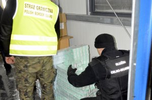 Nielegalne papierosy ukryte w Maździe 