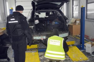 Nielegalne papierosy ukryte w Maździe 