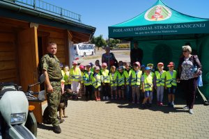 Spotkanie funkcjonariuszy SG z Michałowa z dziećmi 