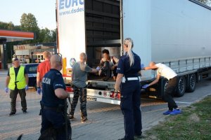 Obywatel Afganistanu ukrywał się w naczepie ciążarówki 