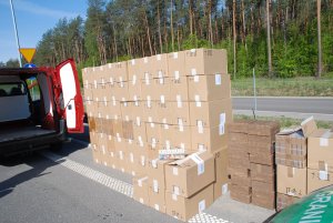 40 tys. paczek nielegalnych papierosów w busie 