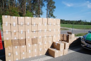 40 tys. paczek nielegalnych papierosów w busie 