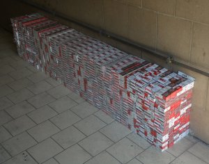 Papierosy ukryte w podłodze 