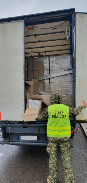 Ujawnione nielegalne papierosy przewożone w tirze 
