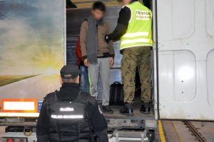 Ciężarówka z zatrzymanymii obywatelami Wietnamu 