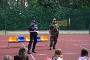 Wakacyjne spotkania z mundurowymi 