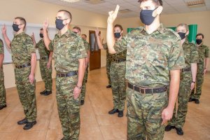 Ślubowanie nowych funkcjonariuszy POSG 
