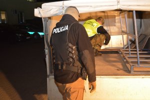 Papierosy ukryte w podłodze Volkswagena Transportera 