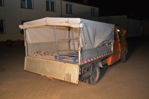 Papierosy ukryte w podłodze Volkswagena Transportera 