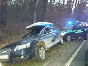 Nielegalne papierosy przewożone w Audi Nielegalne papierosy przewożone w Audi