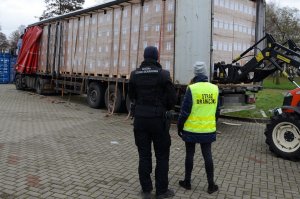 Ujawnione nielegalne papierosy przewożone w dwóch tirach Gigantyczny transport nielegalnych papierosów przechwycony przez podlaskie służby. Ujawnione nielegalne papierosy przewożone w dwóch tirach