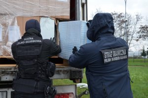 Ujawnione nielegalne papierosy przewożone w dwóch tirach Gigantyczny transport nielegalnych papierosów przechwycony przez podlaskie służby. Ujawnione nielegalne papierosy przewożone w dwóch tirach