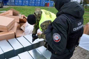 Ujawnione nielegalne papierosy przewożone w dwóch tirach Gigantyczny transport nielegalnych papierosów przechwycony przez podlaskie służby. Ujawnione nielegalne papierosy przewożone w dwóch tirach