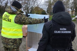 Ujawnione nielegalne papierosy przewożone w dwóch tirach Gigantyczny transport nielegalnych papierosów przechwycony przez podlaskie służby. Ujawnione nielegalne papierosy przewożone w dwóch tirach