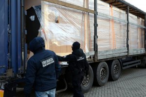 Ujawnione nielegalne papierosy przewożone w dwóch tirach Gigantyczny transport nielegalnych papierosów przechwycony przez podlaskie służby. Ujawnione nielegalne papierosy przewożone w dwóch tirach