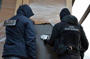 Ujawnione nielegalne papierosy przewożone w dwóch tirach Gigantyczny transport nielegalnych papierosów przechwycony przez podlaskie służby. Ujawnione nielegalne papierosy przewożone w dwóch tirach