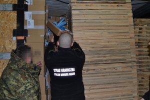 Ujawnione nielegalne papierosy przewożone w dwóch tirach 