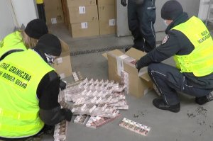 Ujawnione nielegalne papierosy przewożone w dwóch tirach 