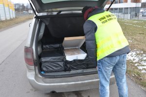 Nielegalne papierosy przewożone w bagażniku auta 