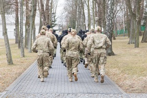 Funkcjonariusze biorący udział w biegu "Kilometr dla Moniki" 