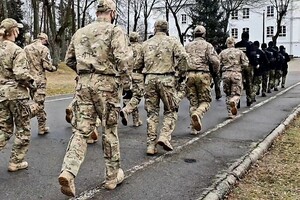 Funkcjonariusze biorący udział w biegu "Kilometr dla Moniki" 