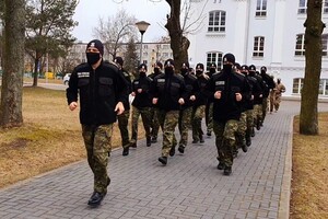 Funkcjonariusze biorący udział w biegu "Kilometr dla Moniki" 