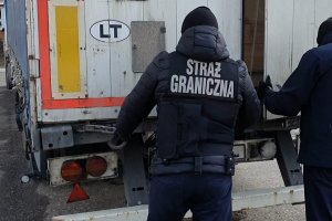 Tir wypełniony nielegalnymi papierosami 