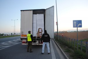 Tir wypełniony nielegalnymi papierosami wartymi blisko 6 mln zł 