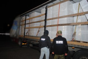 Tir wypełniony nielegalnymi papierosami wartymi blisko 6 mln zł 