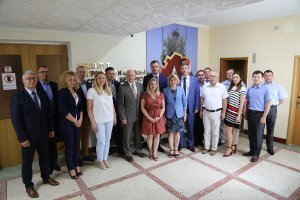 Posiedzenie Komitetu 01 Zdjęcie grupowe na korytarzu