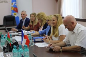 Posiedzenie Komitetu 03 Kolejne zdjęcie przy stole