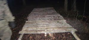 Drewniana kładka służąca do sforsowania granicy