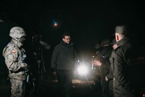 Premier Mateusz Morawiecki na spotkaniu z funkcjonariuszami SG, Policji i żołnierzami WP 