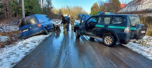 Pomogli kierowcy, którego auto wjechało do rowu 