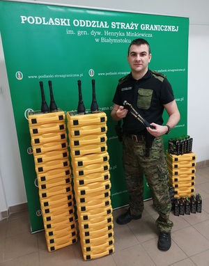 Doposażenie przez PGZ 02 Zestawy latarek na tle baneru SG