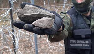 kamienie rzucane w stronę polskich służb 