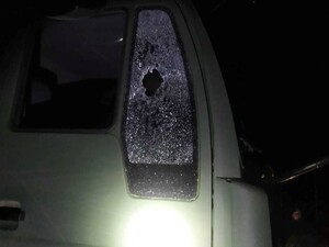 Wybite szyby w wojskowej ciężarówce 