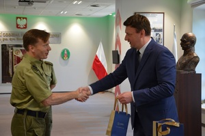 Przekazanie kolekcjonerskiego banknotu 